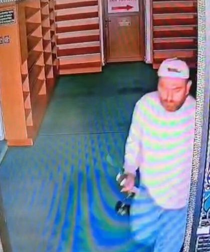 Oltalı hırsız camiden mikrofon çaldı