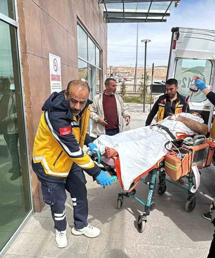 Önce boşanma aşamasında olduğu eşini, sonra kendisini bıçakladı