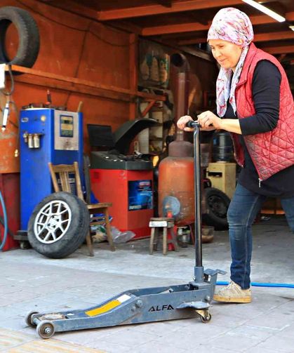 Oto lastik tamirine kadın eli değdi: Elinde krikoyu gören şoförler şaşırıyor