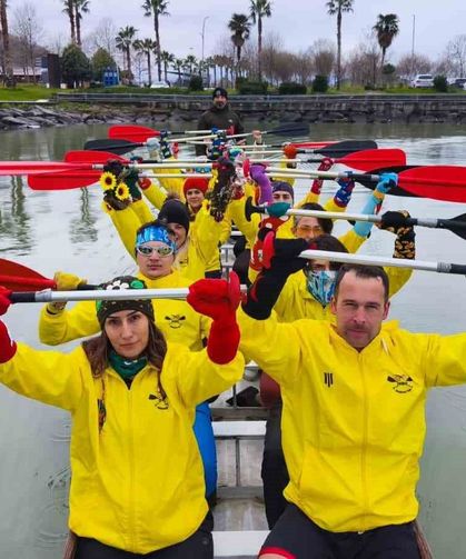 Renkli çoraplarla kürek çekip, Down sendromuna dikkat çektiler