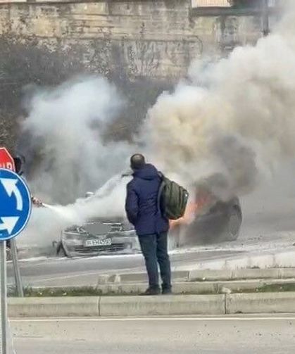 Samsun'da otomobil alevlere teslim oldu