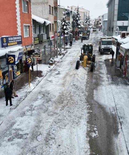 Sarıkamış'ta 'beyaz mesai': 600 kamyon kar şehir dışına taşındı
