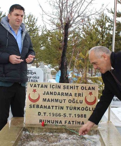 Şehitler kabirleri başında dualarla anıldı