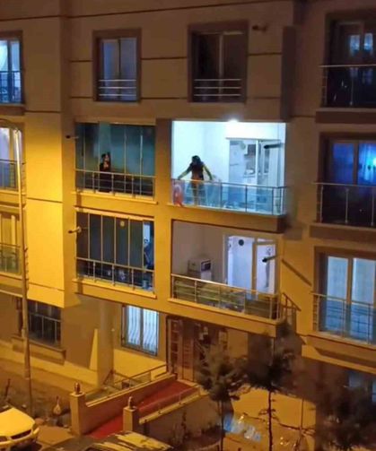 Sinir krizi geçiren genç kadın balkonundaki eşyaları yola fırlattı