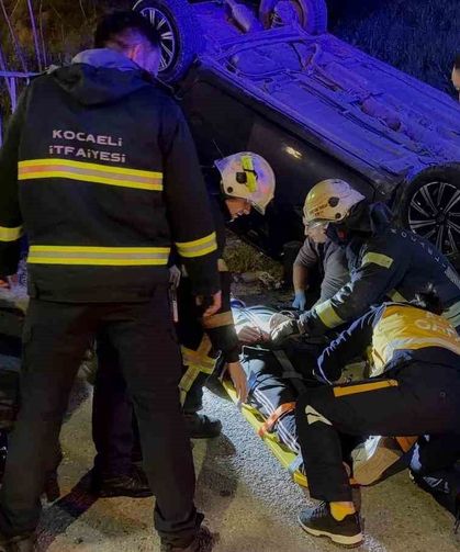 Takla atan otomobilde 2 kişi yaralandı, diğer sürücü kaçtı