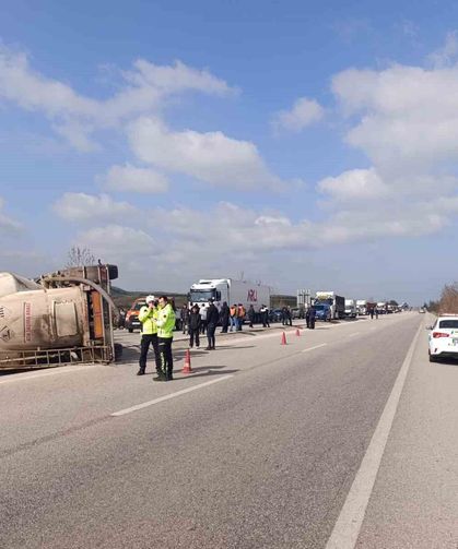 Tır devrildi: 1 yaralı