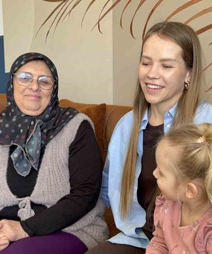 Türk eşinin babaannesine abdest aldırıp seccadesini serdi, 11 milyon izlenip gönüllerin gelini oldu