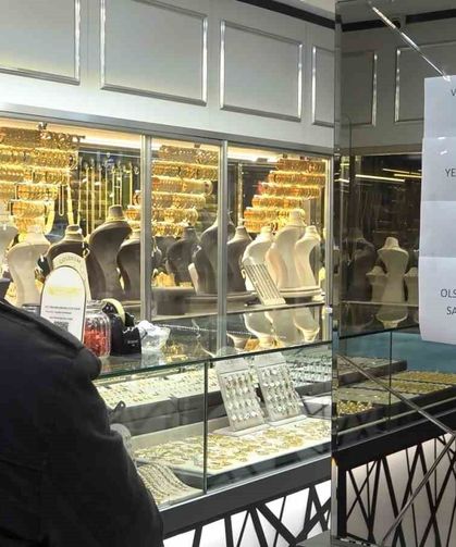 'Vallahi billahi yok' yazısı kuyumcuda izdihamı durduramadı