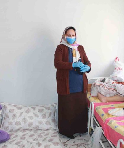 Vefakar gelin, 10 yıldır ayağı olmayan yatalak kayınpederine bakıyor