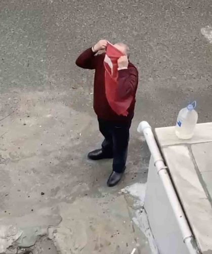 Yerde gördü, öperek yerine astı: İzleyenler duygulandı