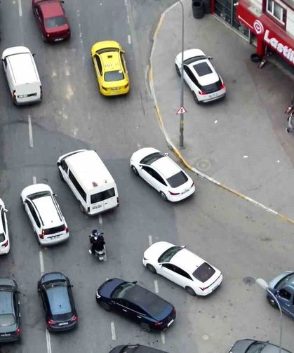 Yolu bırakıp kaldırımdan gittiler: Dron denetiminde ceza yağdı