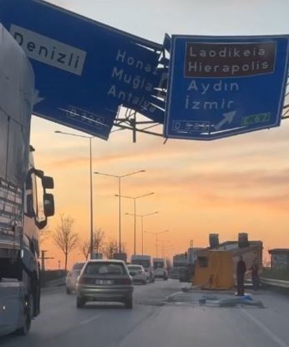 Yönlendirme tabelasına çarpan tırın dorsesi yola savruldu