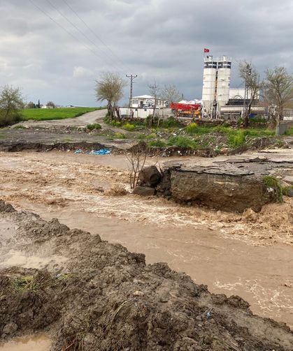 Osmaniye'de yağış felaketi: Yollar kapandı, ulaşım aksadı