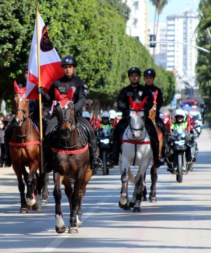 Adana'da polis korteji nefes kesti