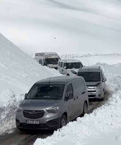 Bahçesaray-Hizan karayoluna çığ düştü: Yol yaklaşık 4 saat kapalı kaldı