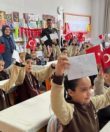 Adıyaman'da öğrencilerden Mehmetçiğe anlamlı mektup