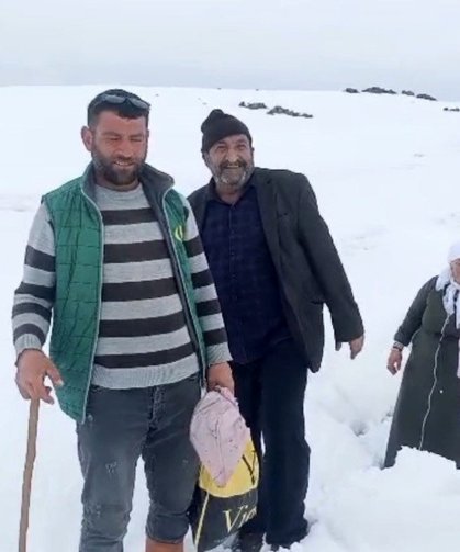 Ağrı'da Nisan karı köy yollarını kapattı