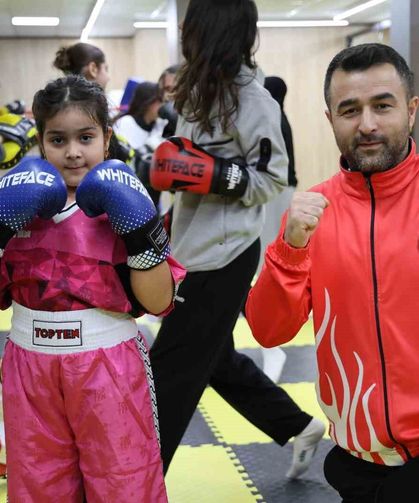 Akran zorbalığından korumak istediği kızını şampiyon yaptı