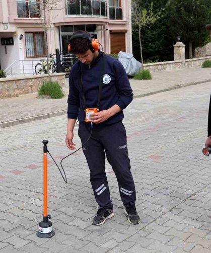 Altın değil, su kaçağı arıyorlar