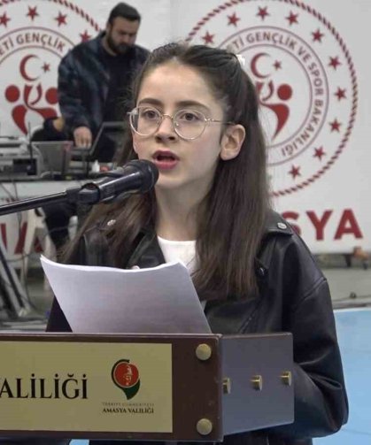 Amasya'da 23 Nisan törenini çocuk sunucu sundu, usta sunucuları aratmadı