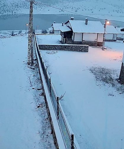 Ankara'da yüksek kesimler ve çevre ilçeler beyaza büründü