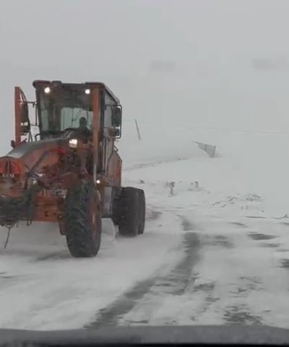 Ardahan'ın yüksek kesimlerinde kar ve tipi ulaşımı aksatıyor