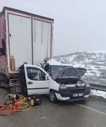 Aşkale yolunda feci kaza: Hafif Ticari araç, Tır'a arkadan çarptı, 2 ölü 3 yaralı