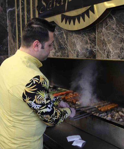 Babalarından kalan 54 yıllık lokantayı ayakta tutuyorlar