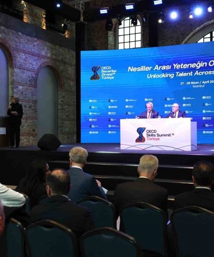 Bakan Işıkhan: ''İş gücü piyasalarında yaşanan küresel değişimleri risk değil fırsat olarak görüyoruz''