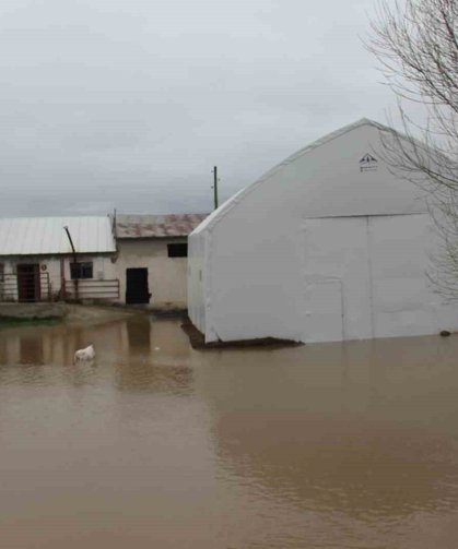 Baraj taştı, köy tamamen sular altında kaldı