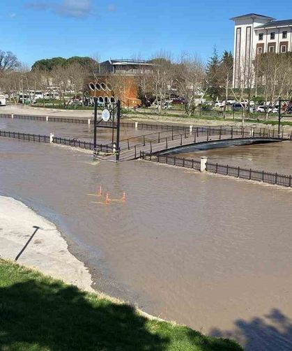 Çanakkale'de Kocabaş Çayı yoğun yağış nedeniyle taştı