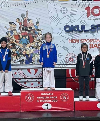 Çayırova'ya karatede 15 madalya birden