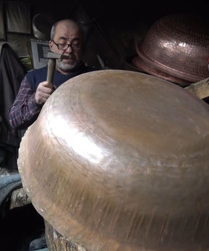 Dövme bakır kazanlar geleneksel yöntemlerle hazırlanıyor