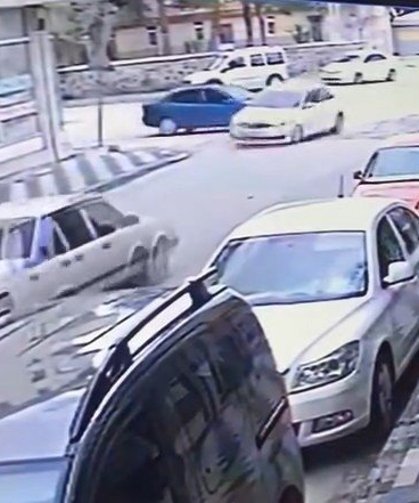Elazığ'da otomobillerin çarpışma anı kameraya yansıdı