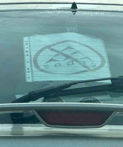 Elektrik şirketi bıktırınca tepkisini otomobilinin camına astığı özel tasarımlı afişle gösterdi