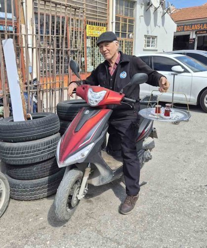 Eskişehir'de 44 senedir çaycı olan esnafın ilginç çalışma yöntemi