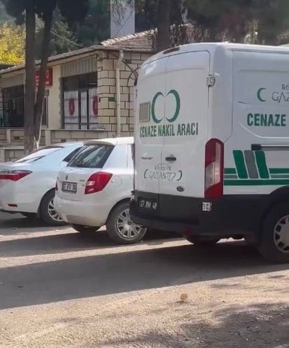 Gaziantep'te otomobil tıra arkadan çarptı: Baba-oğul hayatını kaybetti