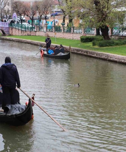 Gondolların yol arkadaşı ördekler oldu