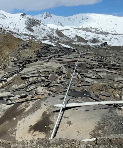 Hakkari'de heyelan: Tesis büyük hasar gördü, kara yolunda dev yarıklar oluştu