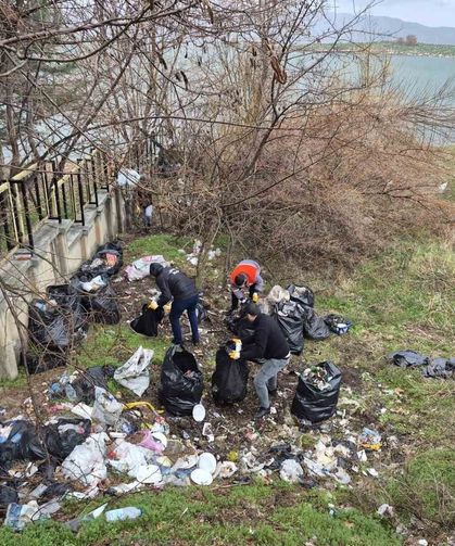 Hazar Gölü sahilindeki kirliliğe müdahale: 10 ton çöp toplandı