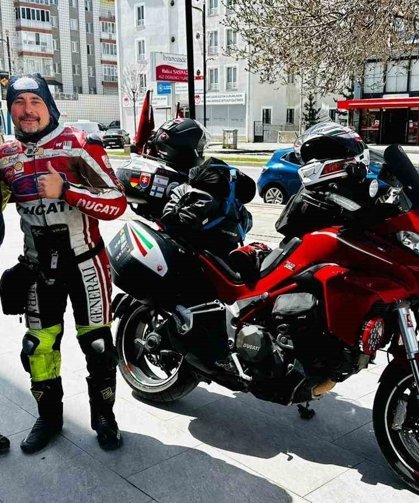 İki teker üzerinde binlerce kilometre katettiler, mübarek topraklarda umre yaptılar