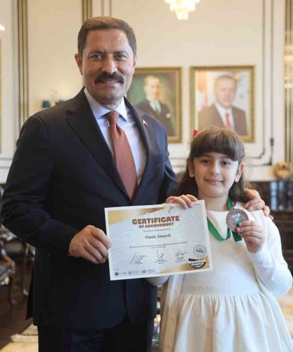 İngilizce olimpiyatında dünya üçüncüsü olan şehit kızı, söyledikleriyle valiye duygusal anlar yaşattı