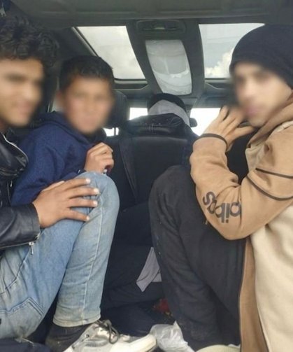 Jandarmanın durdurduğu araçtan 7 düzensiz göçmen çıktı: 2 tutuklama