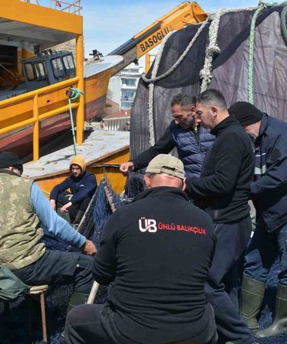 Karadenizli balıkçılar sezon sonunda ağlarını onarıyor