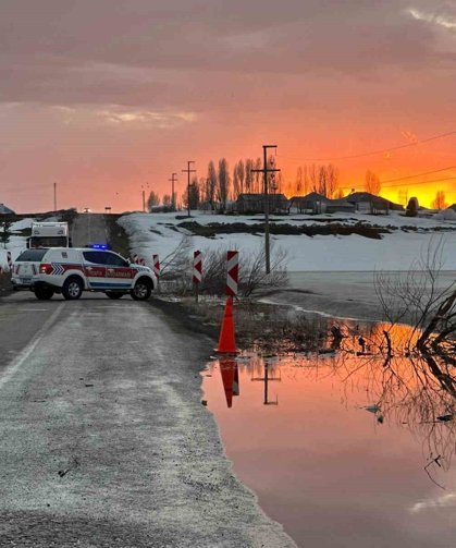 Karayazı'da gölet taştı, yol ulaşıma kapatıldı
