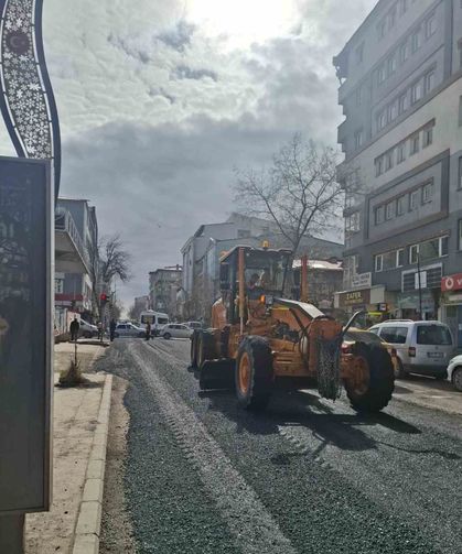 Kars'ta şehir içi yollar yenileniyor: Caddelere karayolları eli değdi