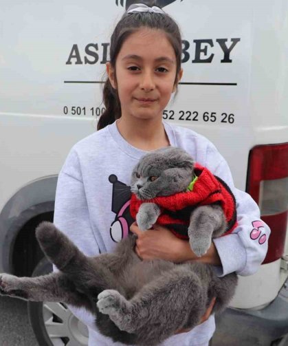 Kedisiyle stadyuma gelen minik taraftar bu sefer de Bursaspor'un yanında