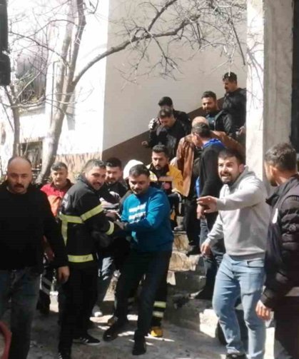 Komşusunu kurtarmak isterken yangının ortasında kaldı