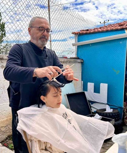 Köy köy gezen kuaför kız çocuklarının saçını ücretsiz kesiyor