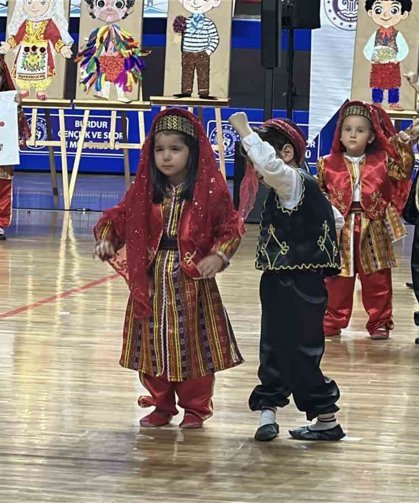 Kutlamaya katılan minik kız hem ağladı hem oynadı